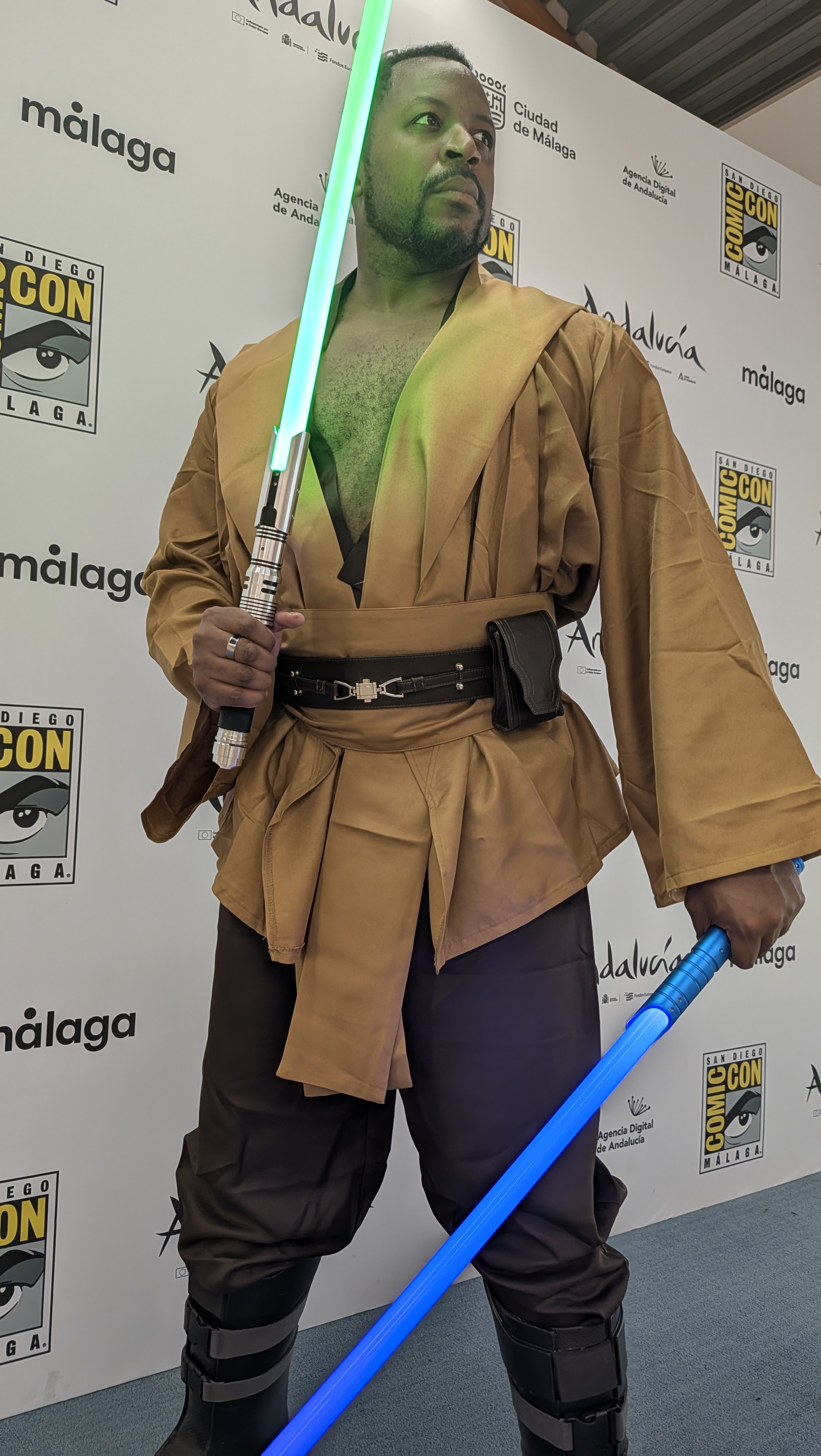Jedi cosplay with single green lightsaber at Comic Con Málaga