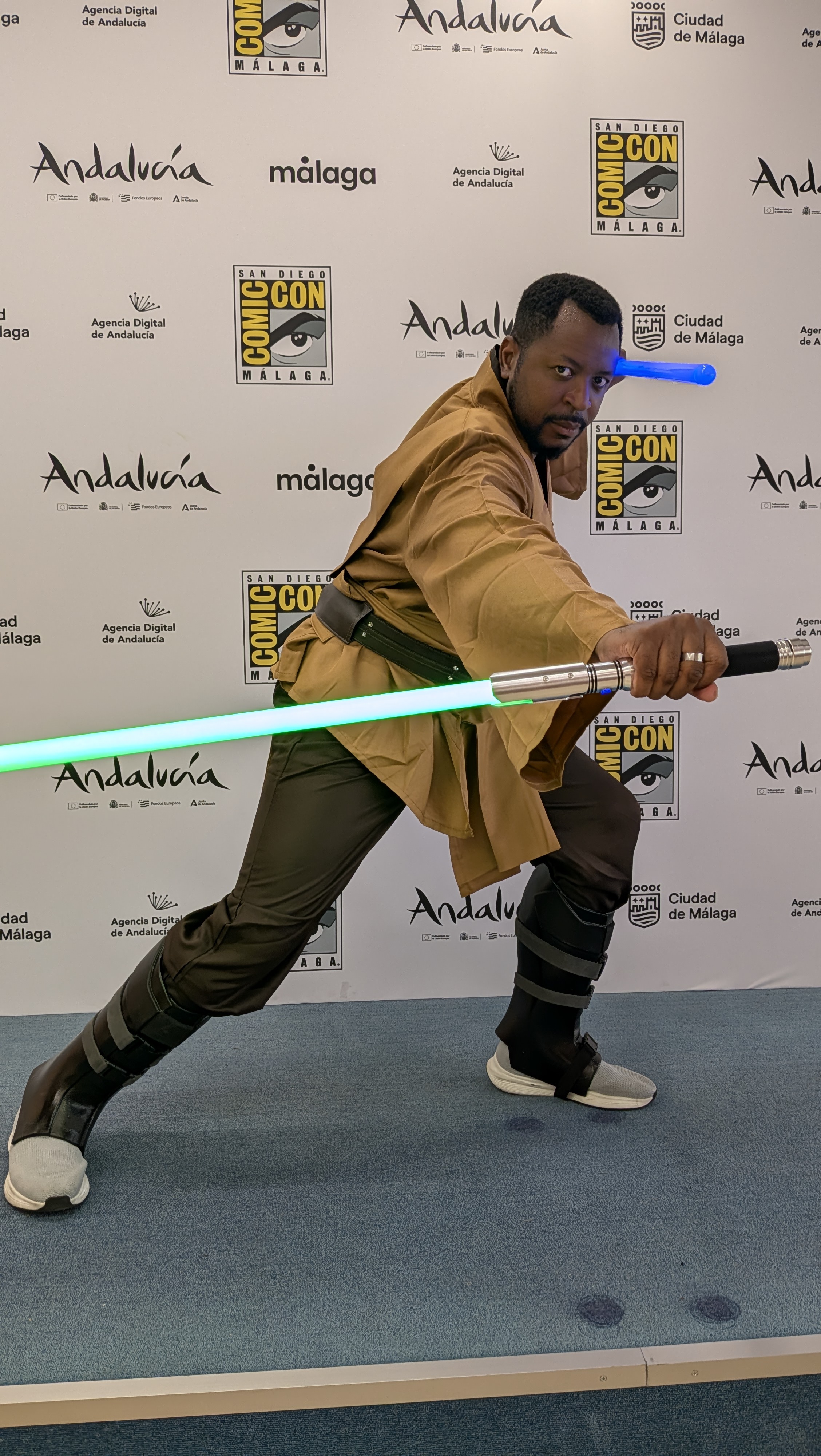 Jedi cosplay with dual lightsabers at Comic Con Málaga
